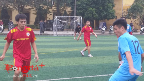FC Thể Công (áo đỏ) hoàn toàn khuất phục trước sức mạnh của Nguyễn Trãi