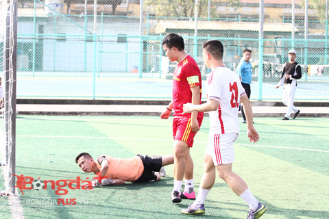 Đội trưởng Thanh Sang (áo đỏ) lập cú đúp cho FC Thể Công