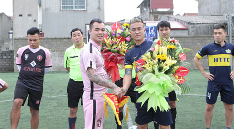 Ông bầu Hùng Tin lớn và bầu Hòa đại nhân tặng hoa trước trận đấu