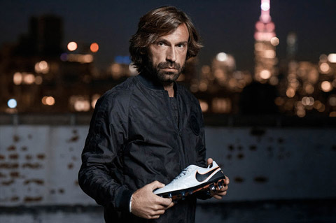 Những đôi giày da thật thường hợp với những cầu thủ đẹp trai, Pirlo chẳng hạn?