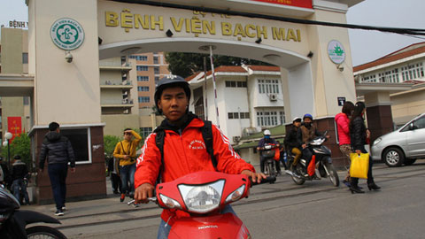 Phan Ngọc Quý và chiếc xe wave chuẩn bị đón khách trước cổng Bệnh viện Bạch Mai