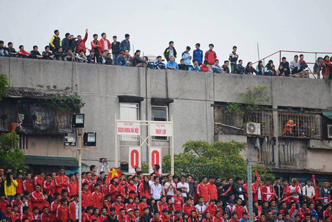 Dưới sân hết chỗ, nhiều CĐV còn phải leo lên mái nhà để theo dõi trận đấu