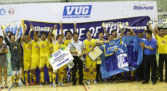 Hiệu trưởng trường ĐH Xây Dựng - Tiến sĩ Phạm Duy Hòa (áo trắng) ăn mừng chức vô địch VUG Hà Nội 2016 cùng các cầu thủ