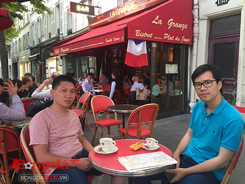 Huy Hoàng (phải) là một cựu sinh viên trường Đại học Bách khoa Hà Nội. Hiện anh làm IT (công nghệ thông tin) ở Paris. Đây là một chàng trai có nụ cười dễ mến, hiền lành - Ảnh: Hồ Phương