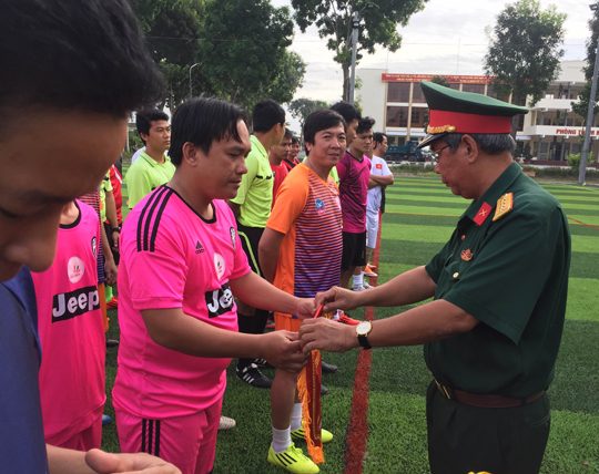 Đại tá Nguyễn Chí Hùng, Phó Chỉ huy trưởng Bộ CHQS tỉnh trao cờ lưu niệm cho các đơn vị