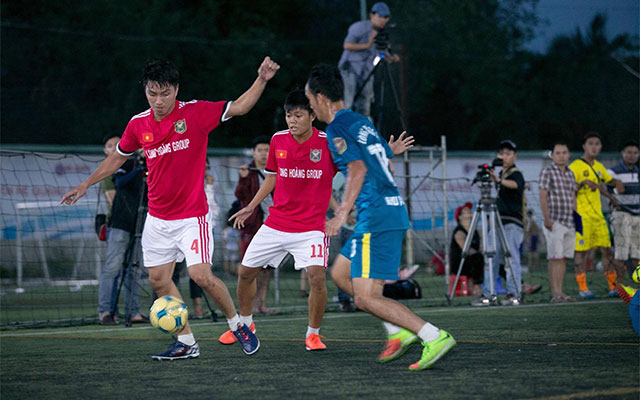 Với nòng cốt là các cầu thủ CLB futsal Sài Gòn FC, Mai Thanh Tùng (áo đỏ) đã vượt qua được nhà ĐKVĐ Hoàng Trung Hải ở trận mở màn để qua đó rộng cửa vào vòng bán kết.