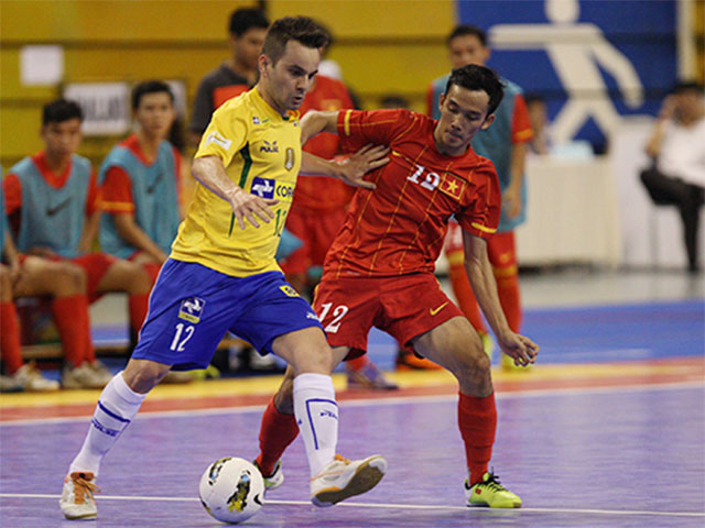 Cựu tuyển thủ futsal Phạm Thành Đạt (12), người từng giúp futsal Việt Nam đánh bại Brazil cũng góp mặt ở Cúp Long Hoàng mở rộng 2017.