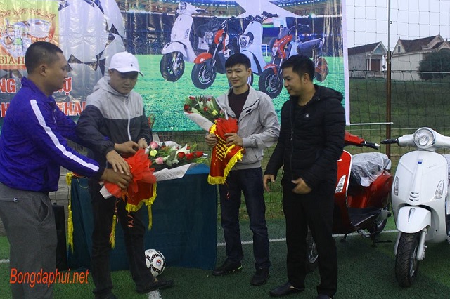 Đại diện BTC tặng hoa các nhà tài trợ giải đấu