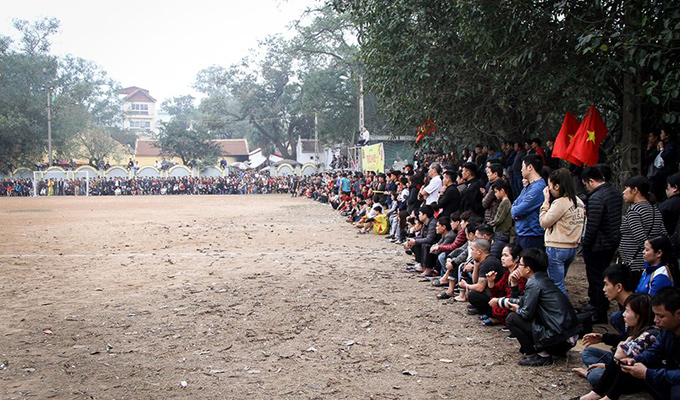 Hàng nghìn người dân của làng Triều Khúc đến sân theo dõi trận chung kết giữa Xóm Cầu - Xóm Lẻ