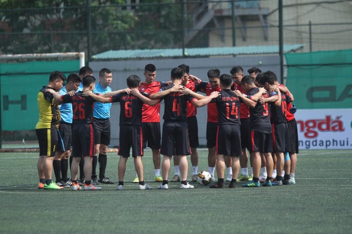 Cộng đồng bóng đá phong trào đang tham dự giải hạng Nhì - Cúp Vietfootball tưởng nhớ trọng tài Dương Ngọc Tân - Ảnh: Dương Đông 