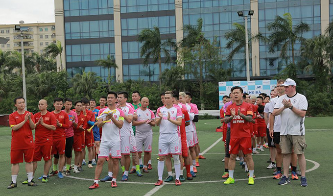 4 đội bóng đã có giải đấu đáng nhớ, nhằm chia sẻ với các em nhỏ tại trại trẻ mồ côi Phú Châu, Ba Vì - Ảnh: Kevin Phạm 
