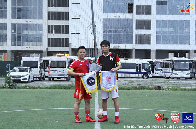 Đội trưởng Music Bằng Kiều và đội trưởng FC 14 Tuấn Anh trao cờ lưu niệm trước trận đấu 
