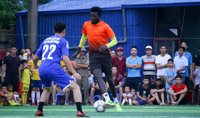 Ngoài ra, trận đấu còn có thêm màu sắc khi có sự xuất hiện của tiền vệ trụ số 1 V.League, Moses. Tiền vệ 