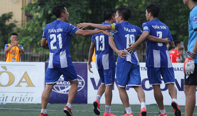 Niềm vui của các cầu thủ Tuấn Sơn sau chiến thắng 2-0 trước UCE Lê Dương - Ảnh: Dương Đông Nhịp đập iphui