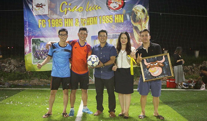 Phạm Trung Dũng ( Phó giám đốc bóng đá sân 7) trao tặng phần thưởng cho đội thắng cuộc là quả bóng.