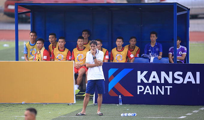 Gương mặt đầy trâm tư của Coach Anh 'tệu'. Du Lịch đã có một trận đấu khá vất vả trước Gia Việt.