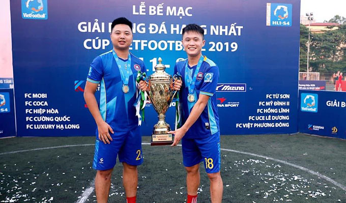 Khổng Minh Gia Bảo ( phải) trong lễ nhận cúp vô địch hạng Nhất 2019 vừa qua