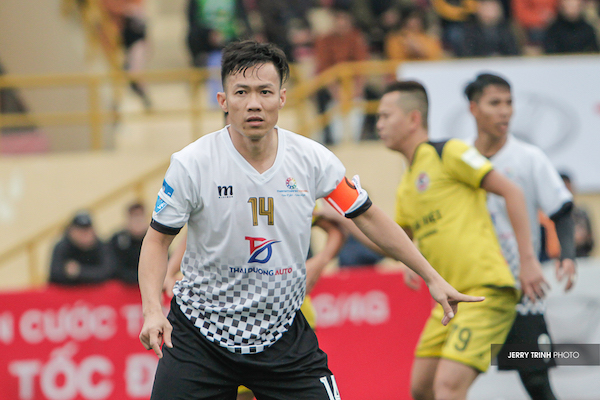 Đội trưởng Tấn Tài trở thành người cầm nhịp, điều tiết lối chơi cho Thành Thành FC