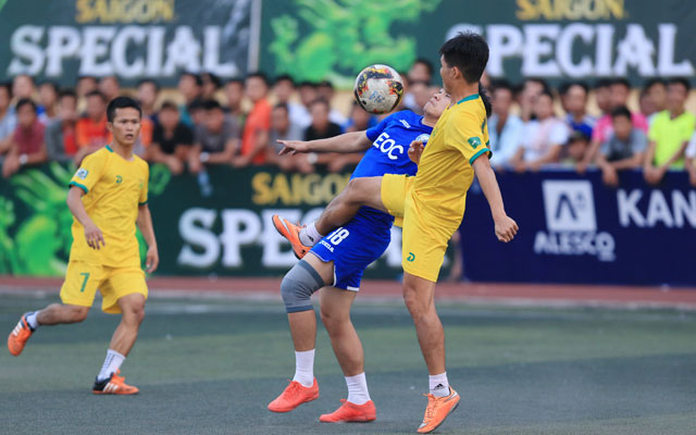 Cầu thủ Văn Minh biểu diễn kỹ thuật cùng cựu danh thủ Đặng Phương Nam