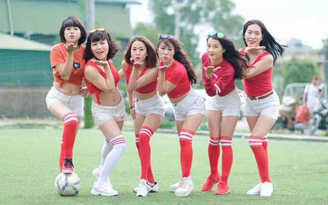 Những bóng hồng "vạn người mê" trên sân cỏ Cup Hội Ngộ 2017