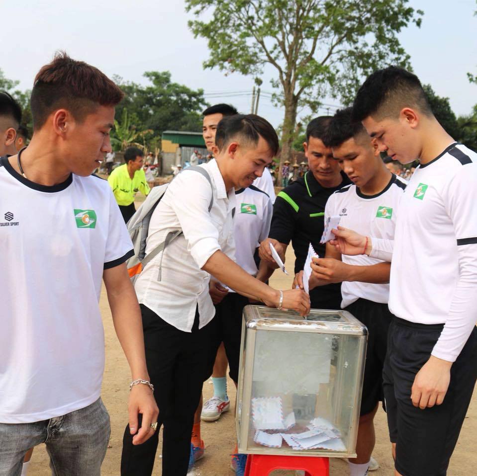 Huyện Nam Đàn - NA: Giao hữu bóng đá gây quỹ từ thiện cho em Nguyễn Văn Nhật ở xã Nam Cát