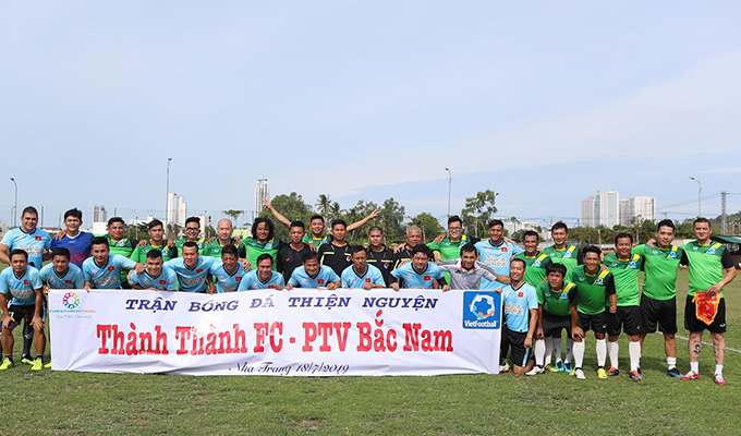 Các cựu tuyển thủ Việt Nam đá bóng từ thiện ở Nha Trang