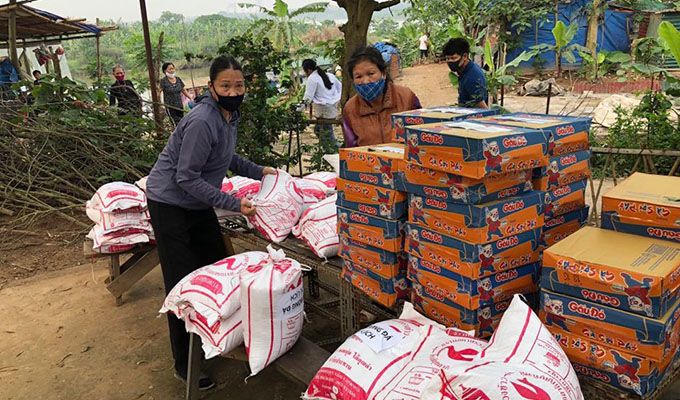 Hiệp Hòa Group, FC Du Lịch ủng hộ gạo và mì tôm cho người nghèo ven Hà Nội