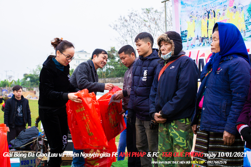 Anh Pháp FC cùng T&B trao quà trị giá 40 triệu đồng cho những gia đình khó khăn huyện Quế Phong, tỉnh Nghệ An