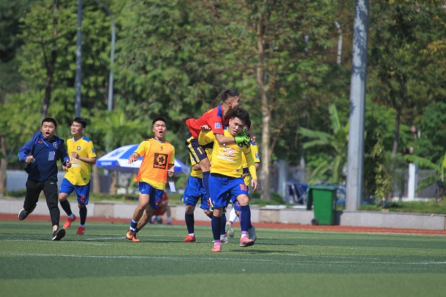 FC Sao 3-1 FC Luxury Hạ Long: 2 chiếc thẻ đỏ và chiến thắng cho đại diện Bắc Ninh