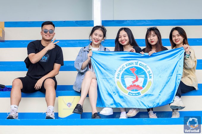 Dàn CĐV nữ xinh đẹp tiếp sức cho NEU trên sân bóng Đại học Nha Trang