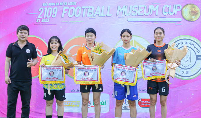 Các nữ "siêu phủi" hàng đầu Sài thành tham gia giải S8 Ladies - tranh cúp 2109 Football Museum