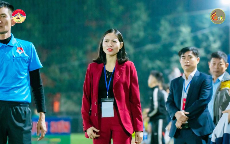 ĐH Đô Lương 2023: Nữ giáo viên "Chị đẹp đạp gió rẽ sóng’ làm trưởng đoàn đội bóng quê hương