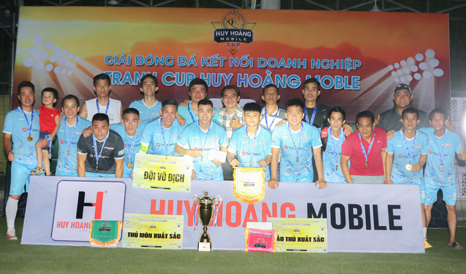 Tranh tài kịch tính tại giải bóng đá kết nối doanh nghiệp cúp Huy Hoàng Mobile