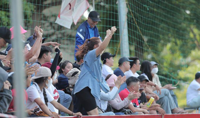 Hàng trăm CĐV "phơi thóc", hò reo trong ngày khai màn bóng đá 7 người Đắk Lắk 2024
